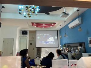 TV o dispositivi per l'intrattenimento presso 澎湖卡米諾民宿ll住宿接駁ll貓店長