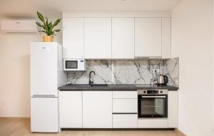 Η κουζίνα ή μικρή κουζίνα στο Lovely Apartment In Podstrana With Wifi +15 φωτογραφίες