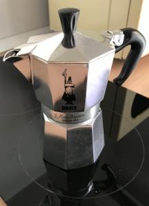 un vaso seduto sopra un tavolo di Apartments Lucy a Milna