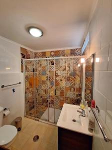 ein Badezimmer mit Dusche, Waschbecken und Toilette in der Unterkunft Costa do Castelo Terrace, em Rua dos Lagares 8 in Lissabon + 42 Fotos