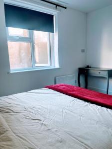 Postel nebo postele na pokoji v ubytování Bay Wind Apartment + 13 fotografií