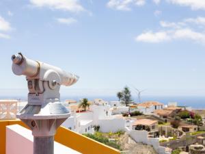 a camera on a pole looking at a city at Live Arico El Mirador in Arico el Nuevo +24 photos