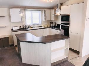 Gallery image of 2 Bedroom Lodge, OG30, Shanklin, Isle of Wight in Shanklin