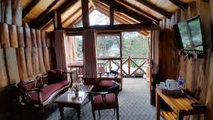 Μια τηλεόραση ή/και κέντρο ψυχαγωγίας στο Eco Creations Wooden Cottage