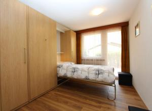 a bedroom with a bed and a window at Haus Primavera in Saas-Fee
