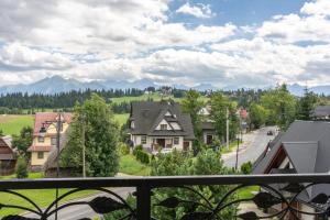 una vista da un balcone di una città con case di U Trabanta - noclegi, wycieczki jednodniowe, wypożyczalnia narciarska a Bukowina Tatrzańska