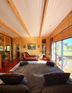 Posezení v ubytování Hillside Hideaway Cabin