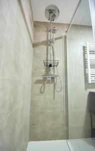 a bathroom with a shower with a glass door at GALIHOST - Apartamento en Playa de Compostela in Vilagarcia de Arousa
