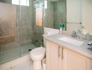 Ένα μπάνιο στο Stunning Vacation Home North of Toronto