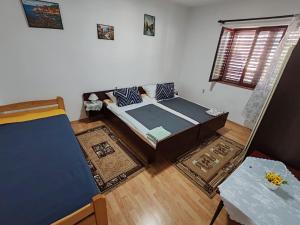 Postel nebo postele na pokoji v ubytování Apartmani Vodice