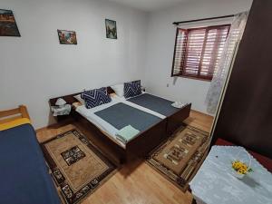Postel nebo postele na pokoji v ubytování Apartmani Vodice