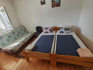 Postel nebo postele na pokoji v ubytování Apartmani Vodice