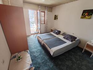 Postel nebo postele na pokoji v ubytování Apartmani Vodice