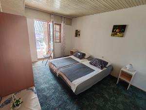 Postel nebo postele na pokoji v ubytování Apartmani Vodice
