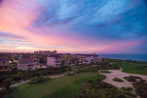 una vista aérea de un campo de golf al atardecer en Quarter Deck 2 | Flagler Beach | N Ocean Shore Blvd, en Flagler Beach
