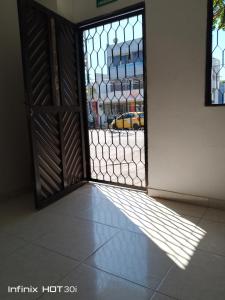 リオアチャにあるHospedaje centroの窓のある門と黄色い車のあるドア