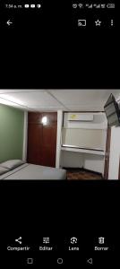 リオアチャにあるHospedaje centroのベッドとテレビ付きの部屋の写真