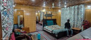 Gallery image of Houseboat Karima palace in Srinagar