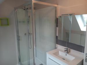 Phòng tắm tại Maison familiale, proche mer +26 ảnh