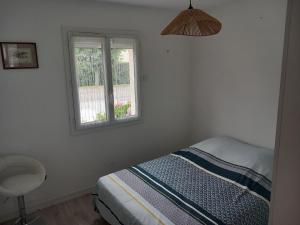 Giường trong phòng chung tại Maison familiale, proche mer