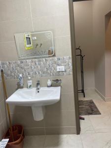 Un baño con un lavabo blanco y un espejo. en غرفة مستر بحمام فى التجمع الخامس رجال فقط, en El Cairo