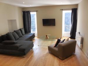 un salon avec deux canapés et une télévision dans l'établissement Saint Christophe, à Omessa