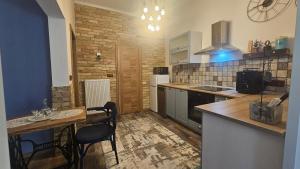 Η κουζίνα ή μικρή κουζίνα στο Piața Unirii - Yulia`s Ultra-Central Retreat