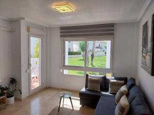 Ruang duduk di Charming Apartment in front of Villamartin Golf And Plaza