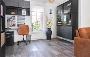 a living room with a desk and a chair at 3 Bedroom Stunning Home In Hoge Hexel in Hoge-Hexel