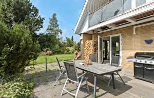 Taman di luar Stunning Home In Hundested With Wifi