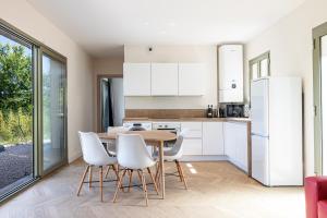 Kuchyň nebo kuchyňský kout v ubytování HOME&TREES - Villa Sole Jacuzzi Calme