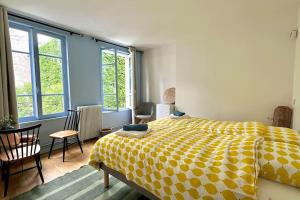 Ένα ή περισσότερα κρεβάτια σε δωμάτιο στο Superbe Maison près du Sacré Cœur