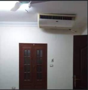 Zimmer mit einer Tür und einer Klimaanlage an der Wand in der Unterkunft Dreams House in Luxor + 1 Foto