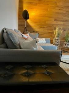 a living room with a couch with pillows on it at "Erfurt genießen" in Erfurt