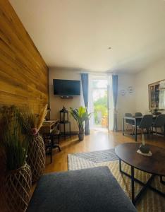 a living room with a television and tables and chairs at "Erfurt genießen" in Erfurt +17 photos