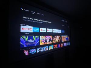 TV a/nebo společenská místnost v ubytování The White Den Sukhumvit 44