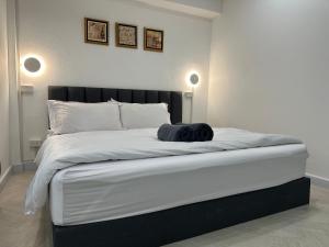 Postel nebo postele na pokoji v ubytování The White Den Sukhumvit 44