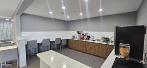 Kuchyň nebo kuchyňský kout v ubytování Microtel Inn & Suites by Wyndham Tulsa - Catoosa Route 66