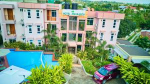 un condominio con un'auto parcheggiata davanti di Hotel Amaranth a Dar es Salaam
