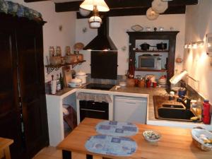 Kuchyň nebo kuchyňský kout v ubytování Maison de caractère en Ardèche verte + 12 fotografií