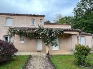 Zahrada ubytování Maison de caractère en Dordogne Piscine couverte & randonnées aux portes du Périgord