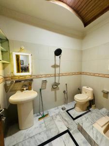 イスラマバードにあるIstanbul Innのバスルーム(トイレ、洗面台付)が備わります。