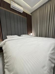 Ένα ή περισσότερα κρεβάτια σε δωμάτιο στο Chic Apartments For Rent ave2-1