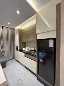 Η κουζίνα ή μικρή κουζίνα στο Chic Apartments For Rent ave2-1