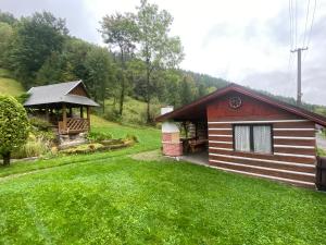 Vonkajšia záhrada v ubytovaní Originalna Drevenica Jezersko 43