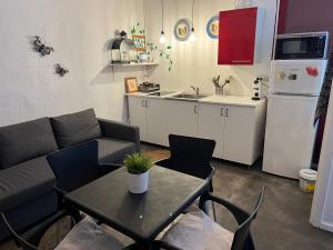 sala de estar con mesa y cocina con sofá en El Piset de Amposta - Delta del Ebro, en Amposta