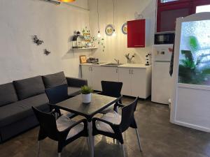 Una sala de estar con mesa y sillas y una cocina. en El Piset de Amposta - Delta del Ebro, en Amposta 4 fotos más