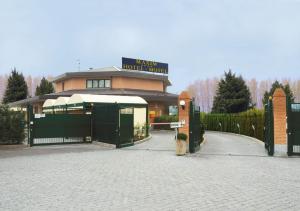 un hotel con un cartel en la parte superior de un edificio en Hotel Maxim, en Peschiera Borromeo