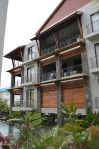 een appartementencomplex met balkons en een binnenplaats bij Apartment No 18 - West Terraces in Flic-en-Flac