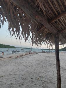 una vista di una spiaggia con persone in acqua di Pousada Recanto do Macapá a Luis Correia